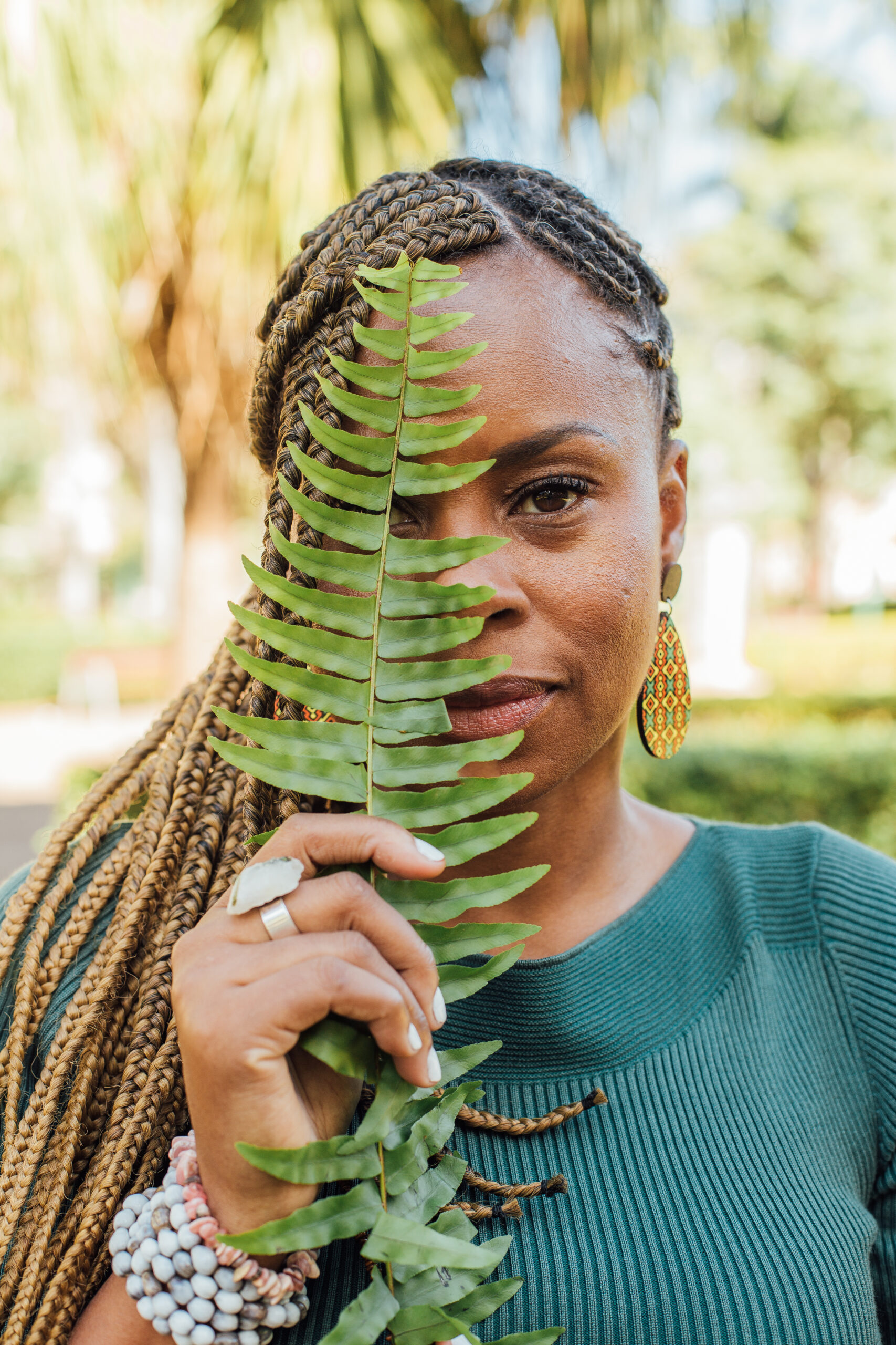 Foto de Fernanda com folha de samambaia